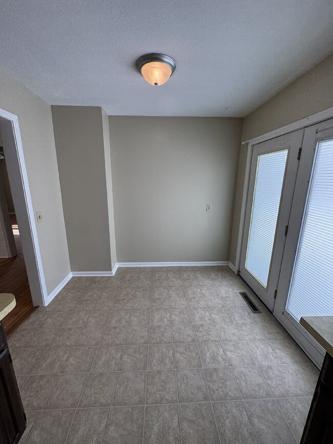 Building Photo - "Charming 2-Bedroom Retreat on South Walnut Street – Cozy Comfort Awaits in Wichita!"