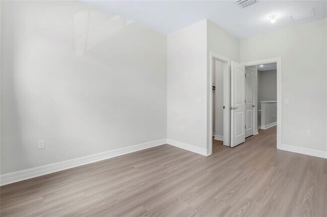 Building Photo - 4828 Chantilly Rd