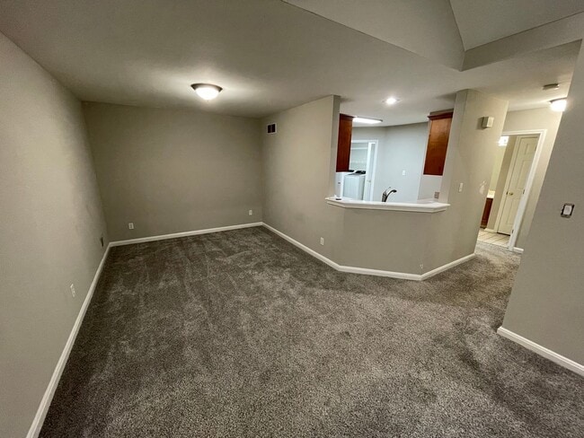 Building Photo - Exclusive Shelbyville Condo For Rent