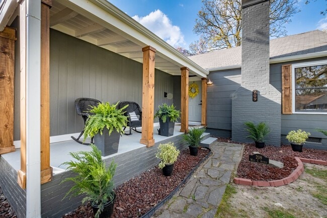 Building Photo - Updated 3-Bedroom Home with Fully Equipped Kitchen & Washer/Dryer in Great Neighborhood!