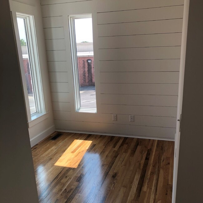 Building Photo - 3 STORY 2BD 2.5 BA APARTMENT WITH UPSTAIRS LOFT THAT OPENS TO BALCONY