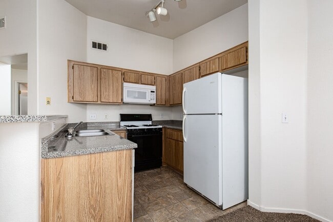 Building Photo - Upstairs 2 br unit in gated community with pool/spa/bbq area
