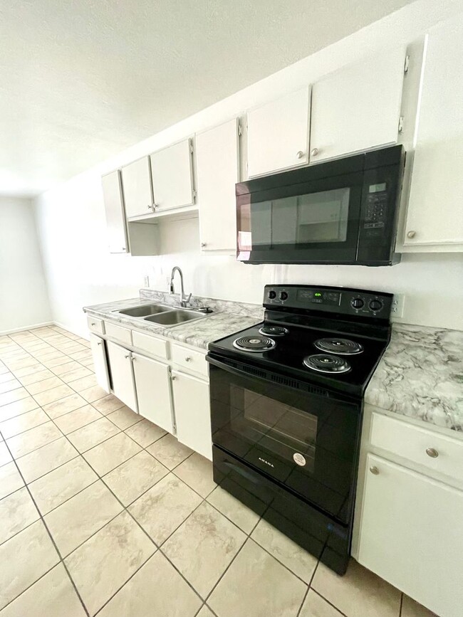 Building Photo - 2 Bed / 1 Bath Apartment In Truman Availab...