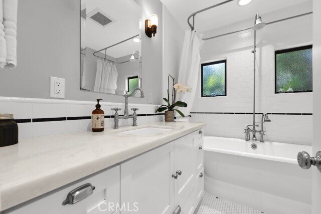 Building Photo - 2527 Canyon Dr