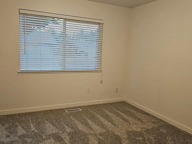Building Photo - 405 W Southwood Dr