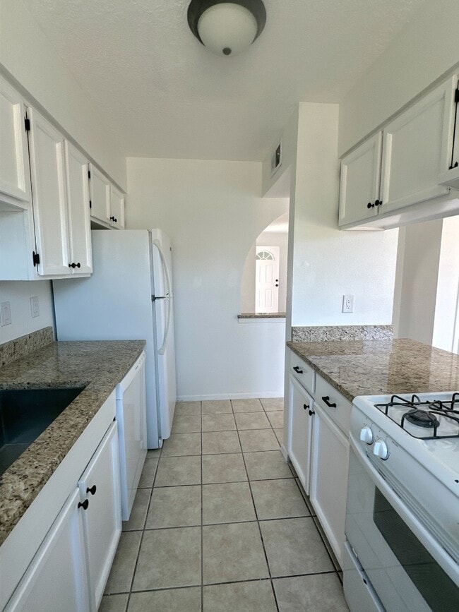 Building Photo - 5509 Oakbriar Cir