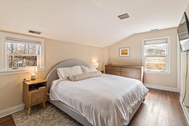 Building Photo - 1345 Lincoln Ave S