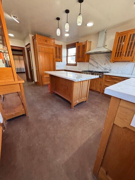 Building Photo - 2618 Kenwood Ave