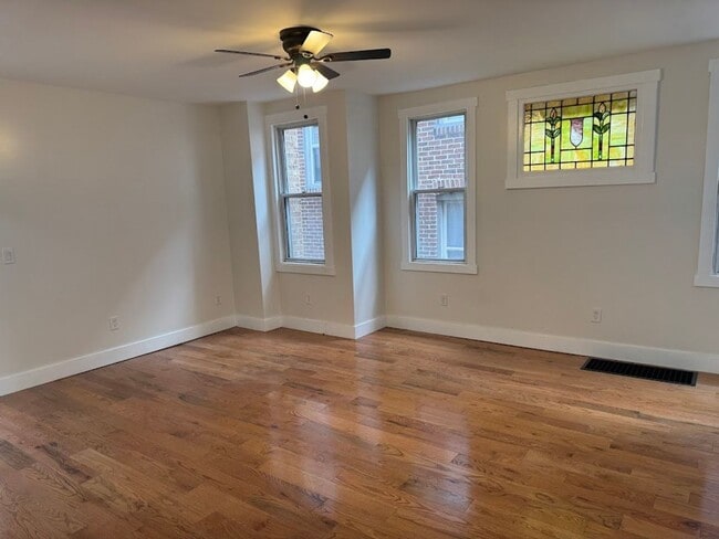 Building Photo - Great 1st Floor Duplex in Squirrel Hill! Available NOW!