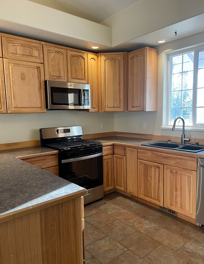Building Photo - Private and conveniently located 3 bedroom...