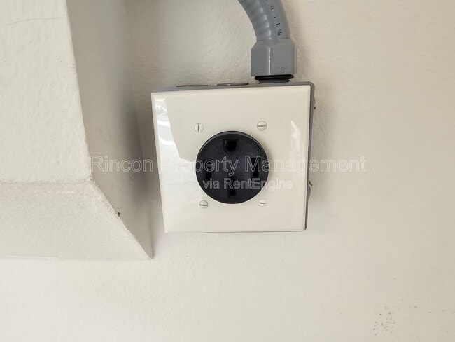 Building Photo - 3647 W Hemlock St