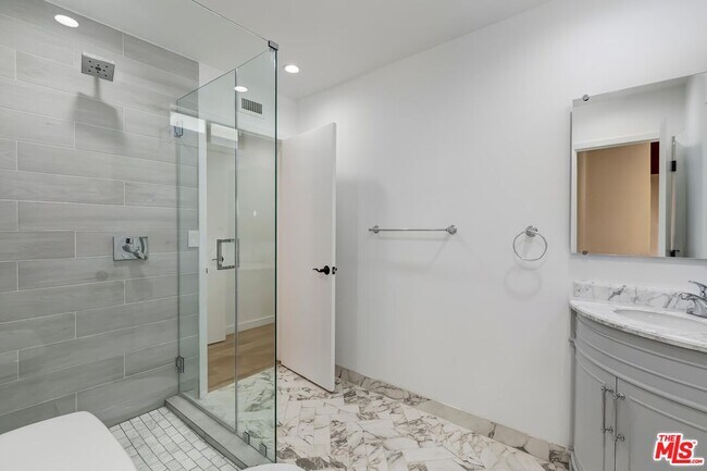 Building Photo - 612 Elm Dr