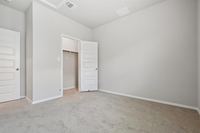 Building Photo - 125 Honeybee Ln