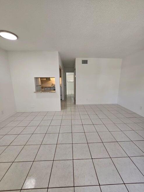 Building Photo - 1150 NE 17th Ct