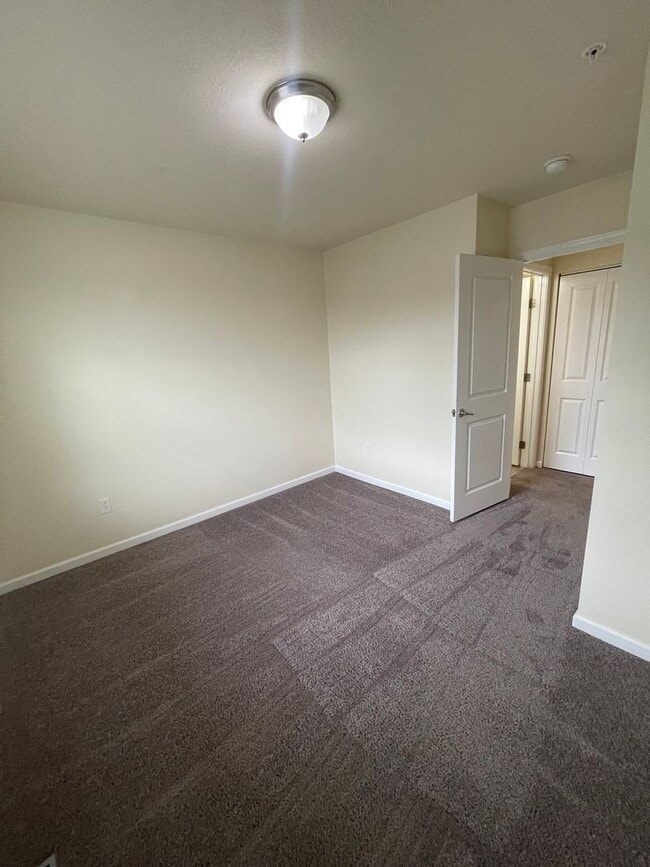 Building Photo - Gorgeous 3 BD/ 2.5 BA Townhouse Available in Wexford!