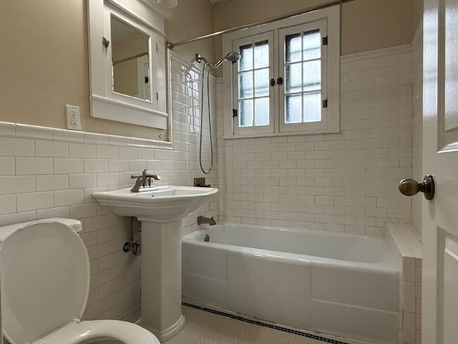 Building Photo - House For Lease