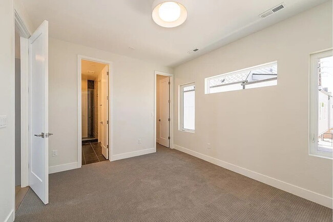 Building Photo - Modern 3 bed / 2.5 bed farmhouse townhome below market rent value