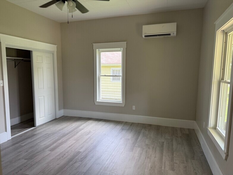 Main bedroom - 713 N Chamberlain Ave