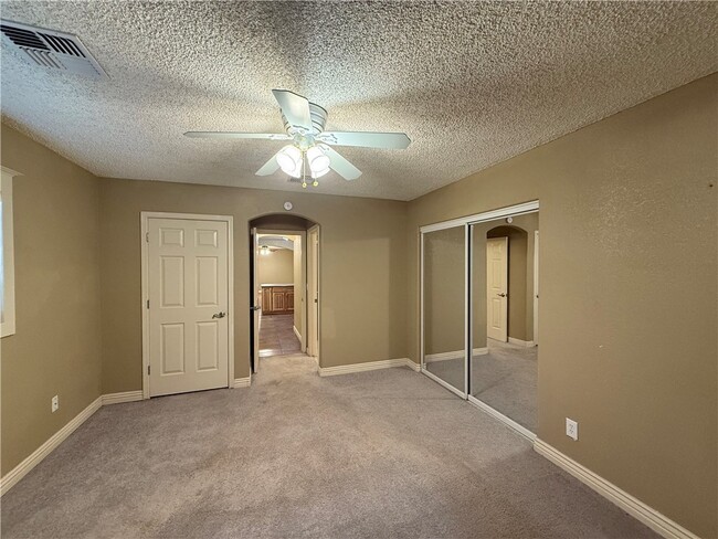 Building Photo - 760 Crestwood Dr