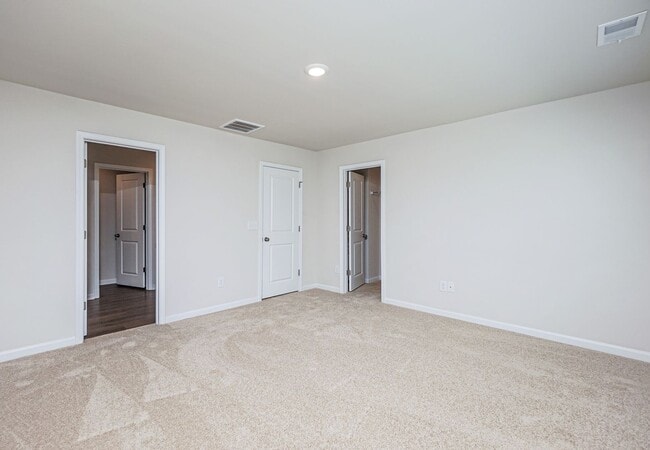 Building Photo - Lovely 3 Bed 2.5 Bath Townhome