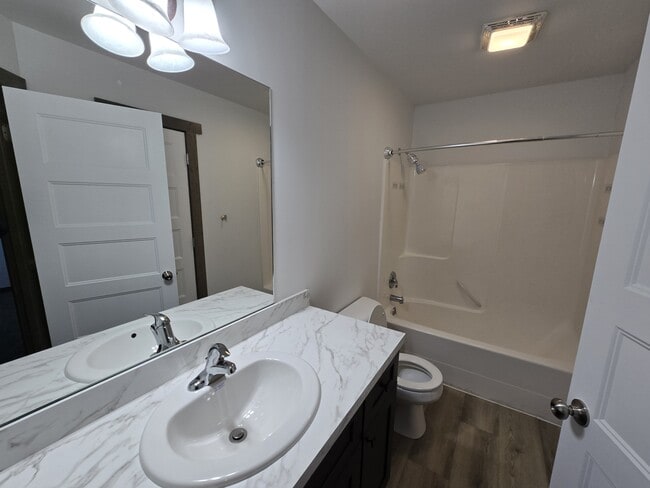 Building Photo - 745 Linda Ln