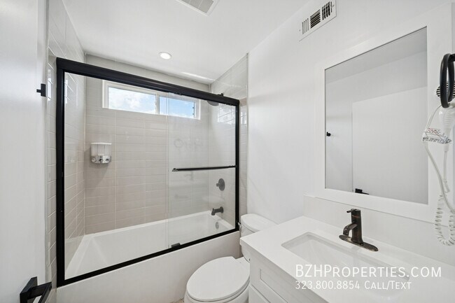 Building Photo - 835 N Harvard Blvd