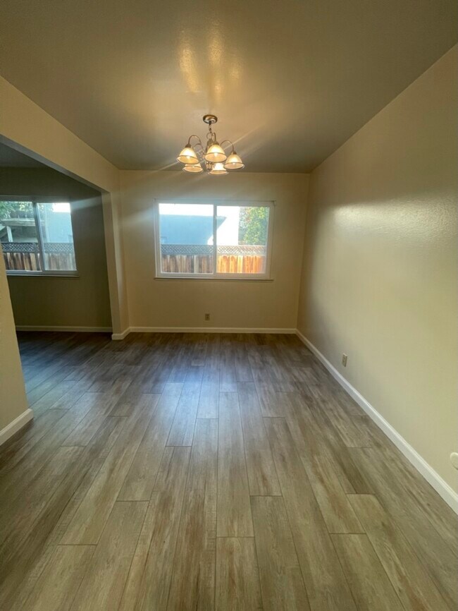 Kitchen Nook - 1191 Brace Ave