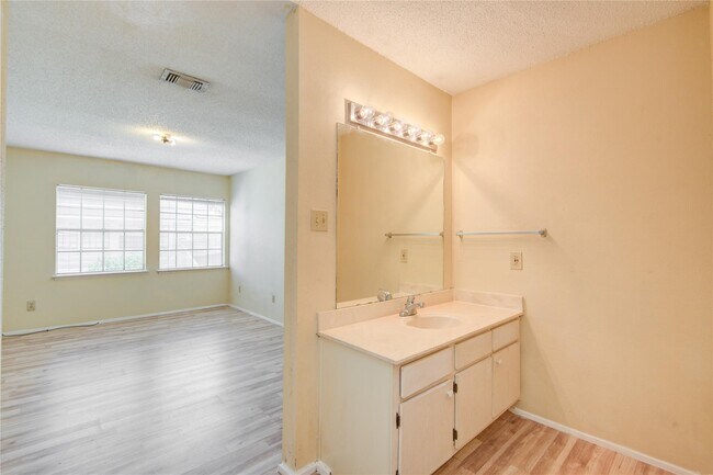 Building Photo - 6103 Ludington Dr