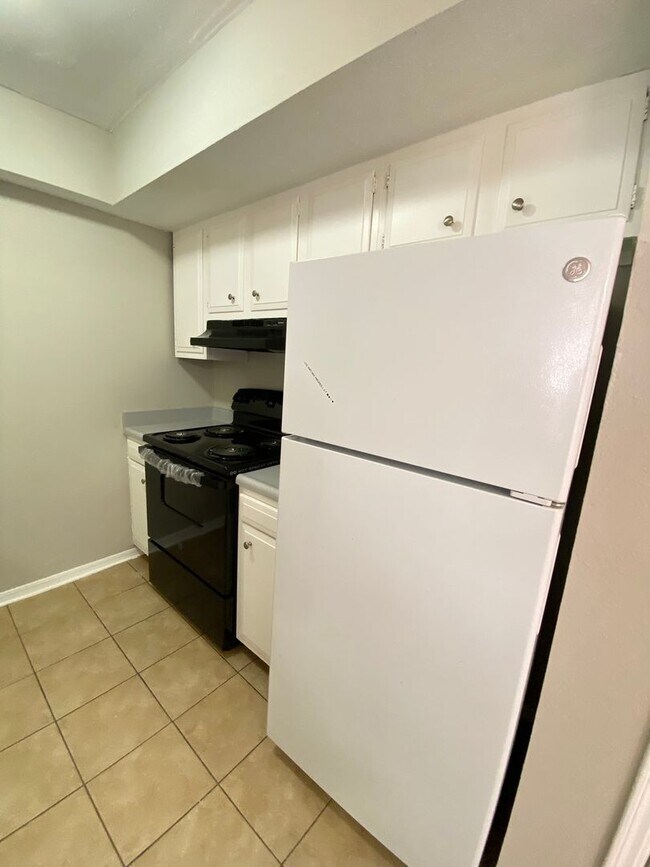 Building Photo - Spacious 1 BED 1 BATH