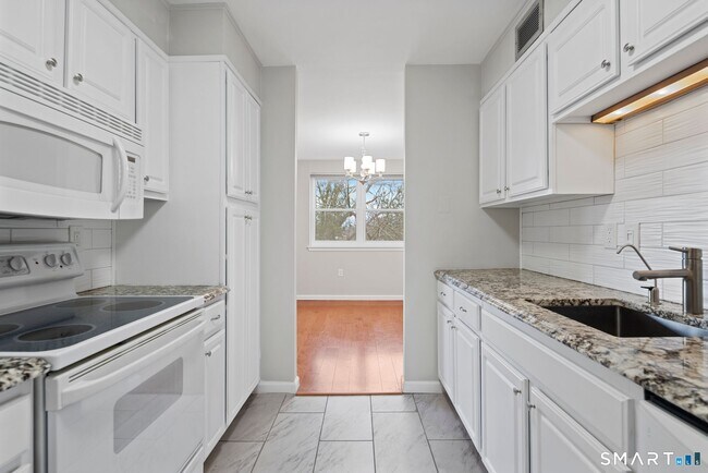 Building Photo - 891 Farmington Ave
