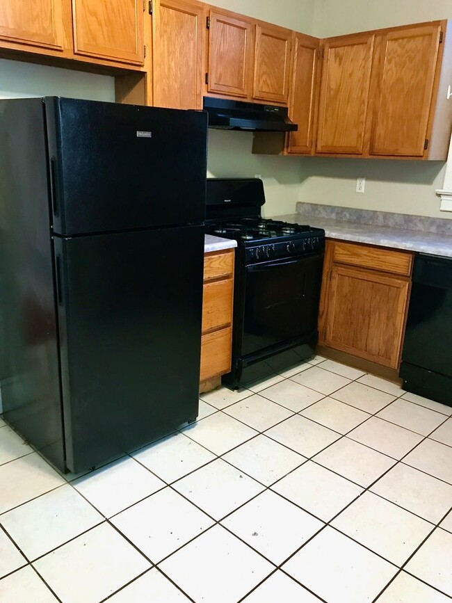 Building Photo - *** Shadyside Duplex Apartment * Pet Friendly * Spacious & Renovated * Available Now * Modern Fin...