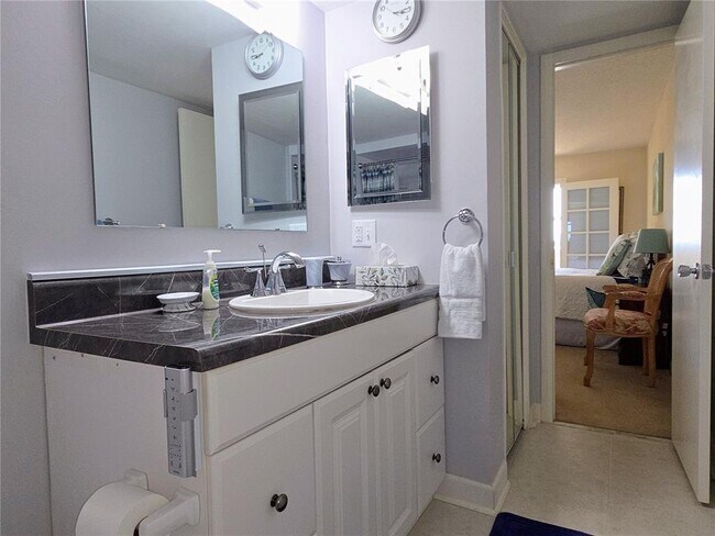 Building Photo - 4550 Cove Cir