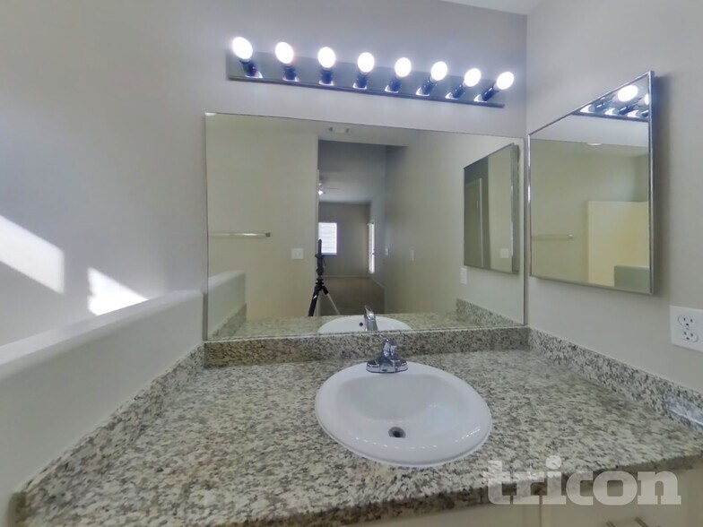 Building Photo - 6232 Diazo St