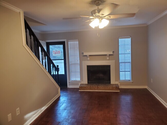 Building Photo - 422 Longwood Ct