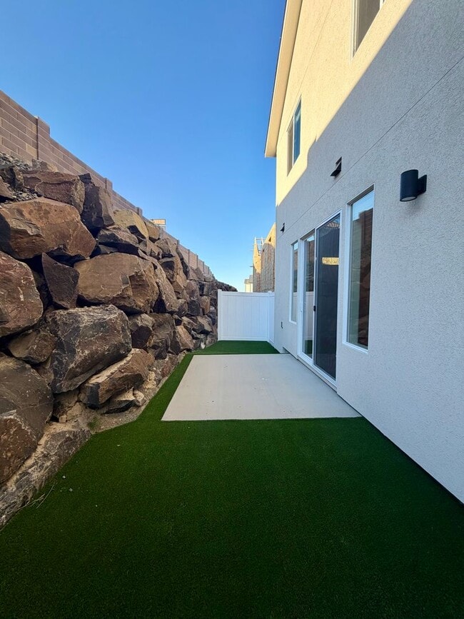 Building Photo - Gorgeous, Brand New 3 bed, 2.5 ba- Southridge Location!