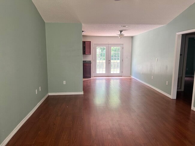 Building Photo - 301 Lakeview Dr