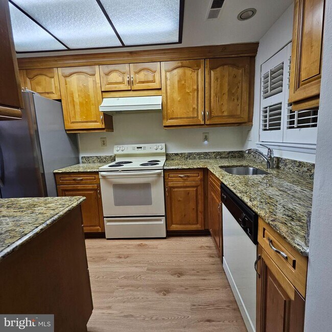 Building Photo - 15101 Glade Dr