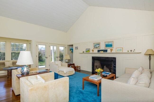 Building Photo - 27 Horseshoe Dr N