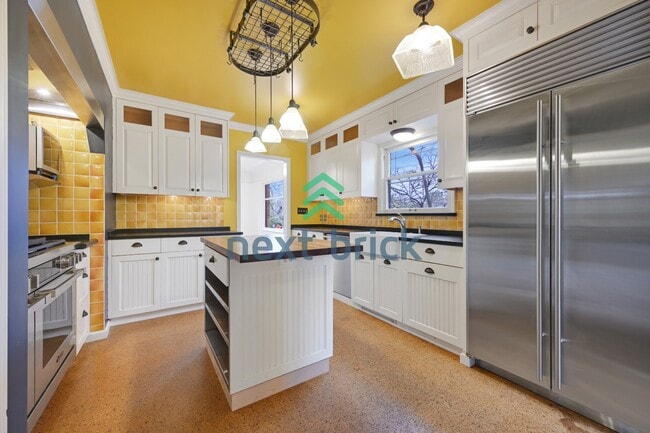 Building Photo - A classic vintage house ready to rent