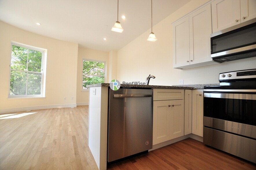 Building Photo - 877 Beacon St