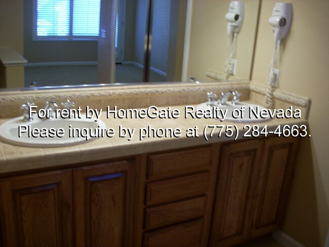 Building Photo - Beautiful Fleur de Lis townhome, Gated Community!