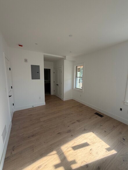 Building Photo - 5 Thurston St