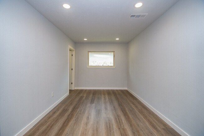 Building Photo - 9230 Lanewood Dr