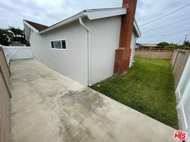 Building Photo - 5421 Hendricksen Dr