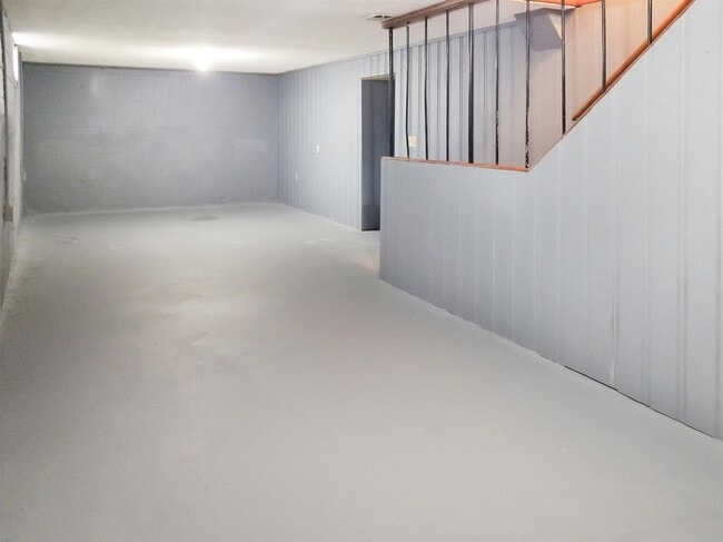Building Photo - Home Sweet Hardwood: Charming 2 Bed/1 Bath...