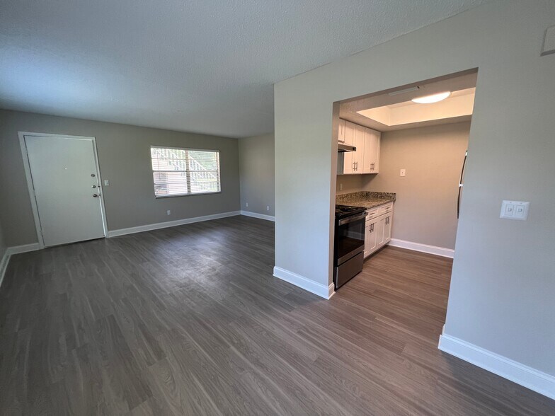 Building Photo - 1 Bed/1 Bath - Unit 5