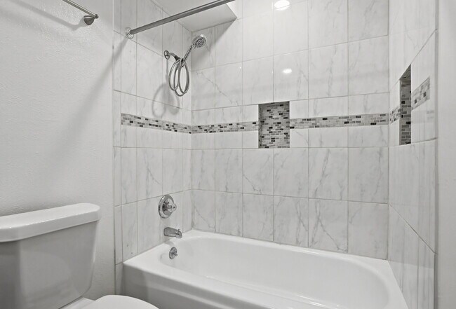 Building Photo - $1,370.95- 1 Bed, 1 Bath Condo in Denver with In Unit Washer/Dryer and Central AC!