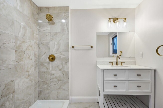 Building Photo - Beautifully Updated 4 Bed / 2.5 Bath Colon...