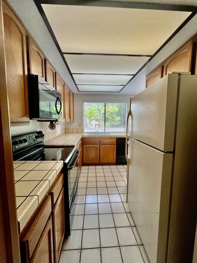 Building Photo - HUGE 2BD/2BA CLAIREMONT CONDO W/ 2 CAR GARAGE - ONLY $3,295/MONTH