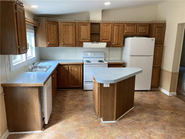 Building Photo - 99 Strawberry Ln